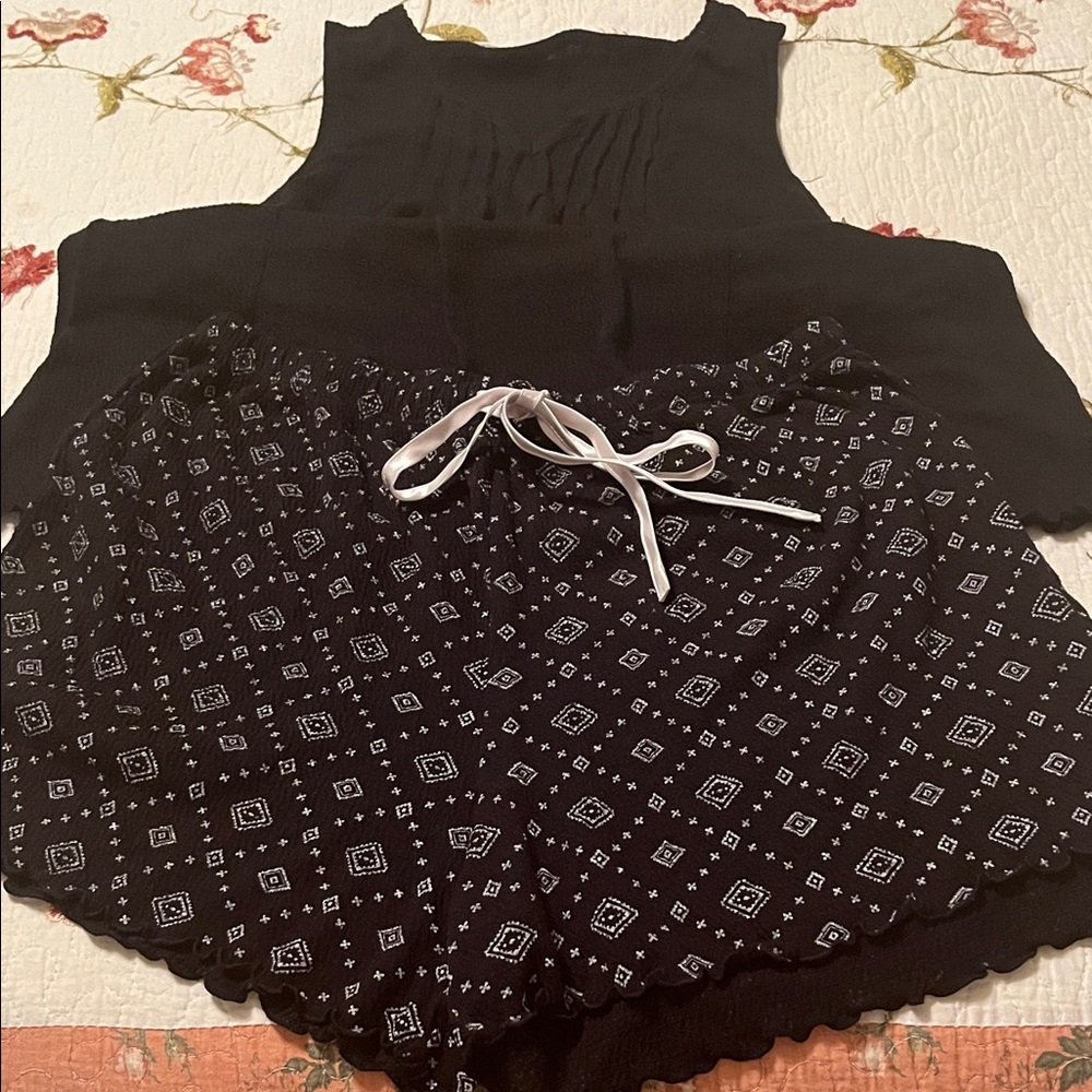 Croft & Barrow Black and White shorty pajamas size L
